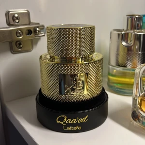Lattafa Qaa’ed parfym - En underbar mörkare doft med hint av kanel, sandalwood, vanilj😍 En doft för kallare dagar, best för vintern men funkar också på en dejt etc🤌🏻  Full flaska, endast provsprayad. 