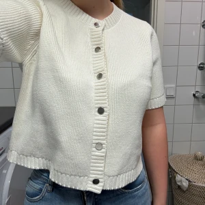 Trekvarts kofta - Säljer denna jätte söta trekvarts koftan från Gina då jag köpte fel storlek. Endast testad. Slutsåld överallt🩷