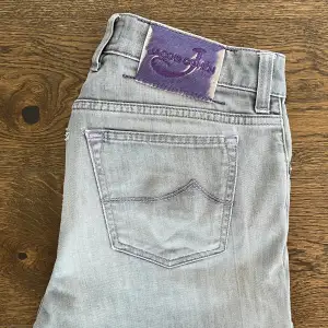 Säljer dessa gråa slim jeans från Jacob Cohën i storlek 34 men passar 32-33. Jeansen är i väldigt bra skick men dem har lite slitningar där bak (syns inte vid användning). Modellen på jeansen är 688. Skriv om du har några frågor.