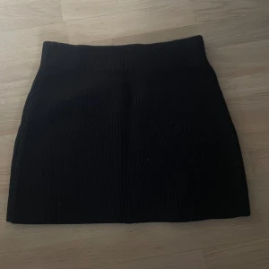 Stickad Kjol  - Söt stickad kjol, men passar som bandeutopp också om man skulle vilja! 