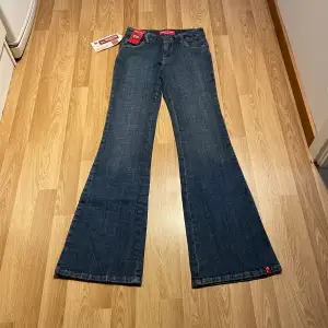 (20) lågmidjade bootcut jeans helt nya med lappar kvar, midjemått rakt över: 34 cm, innerbenslängd: 83 cm väldigt stretchiga! 🩵