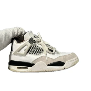 Military Black - Använda (se bild) och har några skrapor. Ej autentiska.