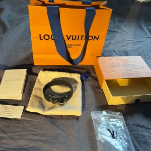 Louis Vuitton armband - säljer detta fräscha LV-armband i toppskick 9.5/10. Har även originalbox, låda, LV påse och de mesta og förutom kvitto. Nypris ca 3200