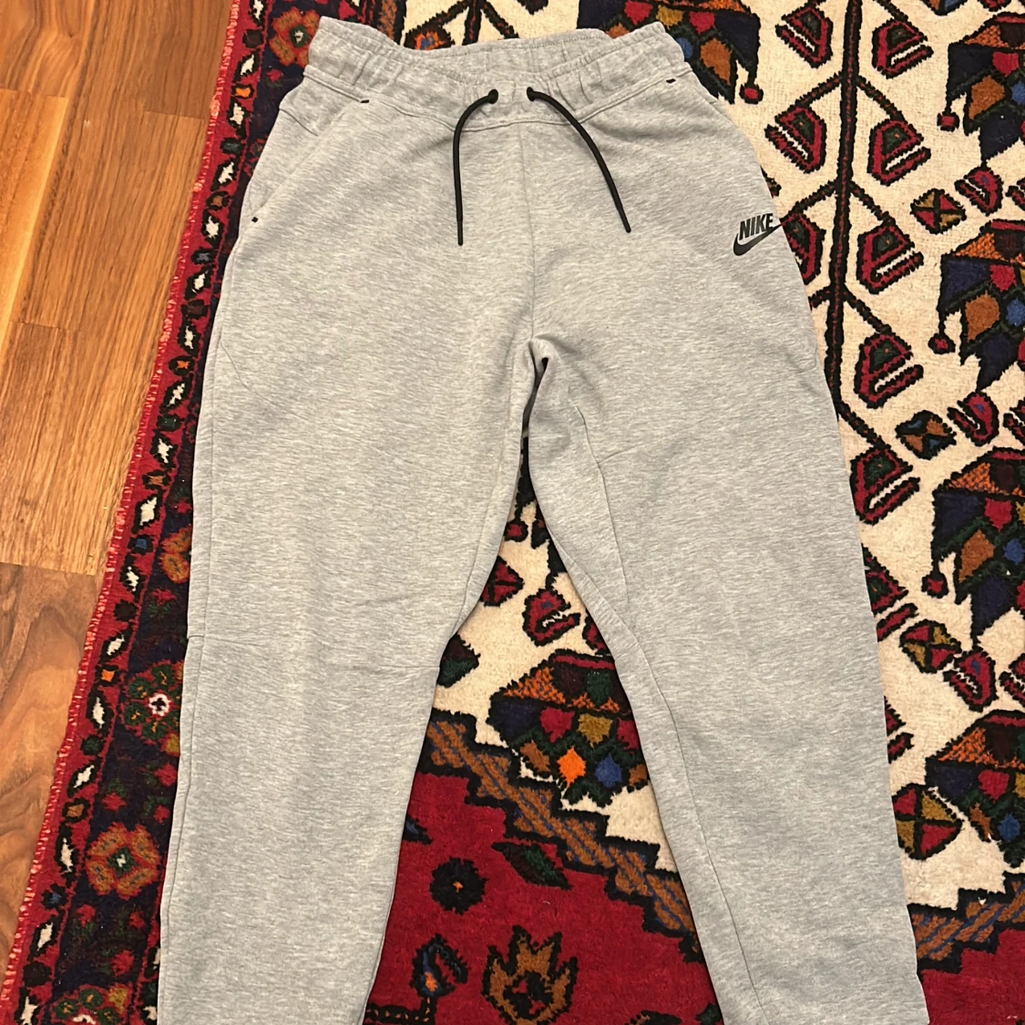 Gråa Nike tech byxor