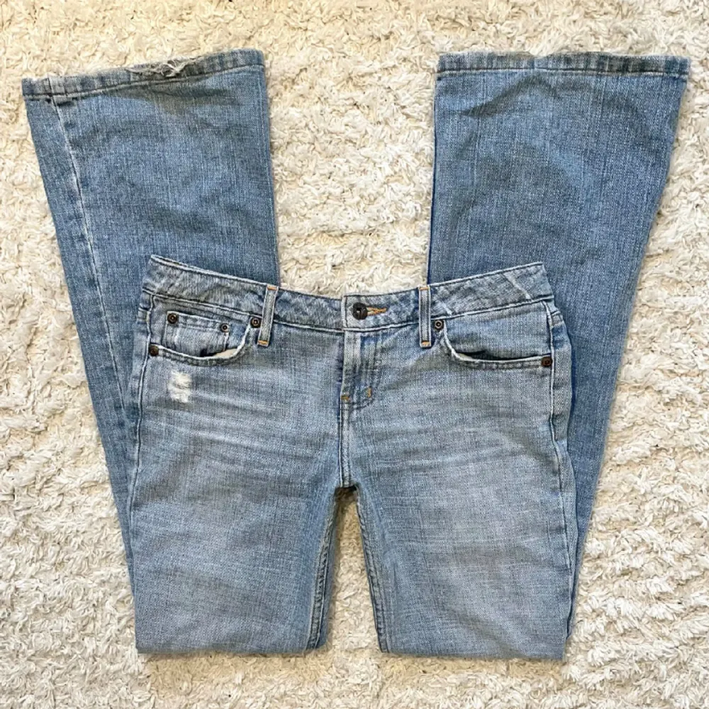 Skit snygga lågmidjade jeans som jag köpt på Plick 💕💕 passade inte helt 100% på mig därför säljer jag. Långa i benen och verkligen jätte fina!  Size 3, skulle säga XS/S. Passar mig som vanligtvis har 36 . Jeans & Byxor.