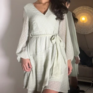 Somrig klänning  - Jätte fin klänning från Vero Moda. Den är ljus grön med dubbla tyger. Alltså passar den bäst på en sval sommarkväll. 