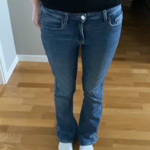 low waist bootcut jeans - superfina jeans i 152 men som passar perfekt på mig med storlek 34. säljer pga att de inte kommer till användning! skriv för mer bilder etc💕