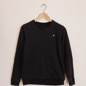 Lyle&scott collegetröja strl 146-152 - I bra skick, något urtvättad. 