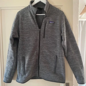 Patagonia fleece - Tjena jag säljer en fleecejacka från patagonia, jackan är köpt för ungefär tre månader sen, använd men i bra skick. Nypris ligger runt 1600. St M och passar bäst på folk över 180
