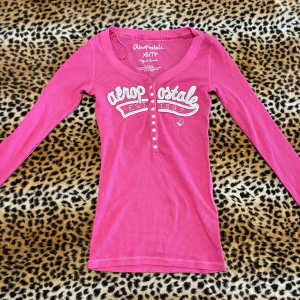 2000s aeropostale long sleeve - ✰*฿✩‧₊˚ läs gärna köpvillkoren innan köp - PRIS KAN DISKUTERAS VID SNABBT KÖP ✰ storlek XS! inga bilder på därav att den var för tight vid bysten för mig med E kupa, rekommenderar för A-C ✰ inga märkbara defekter, nyskick ✰ skriv vid frågor💋