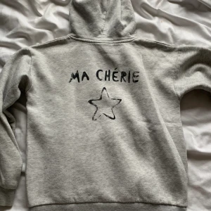 Macherie hoodie  - Jätte trendig hoodie som påminner om Hov1. Säljs inte längre! Storlek 146/152