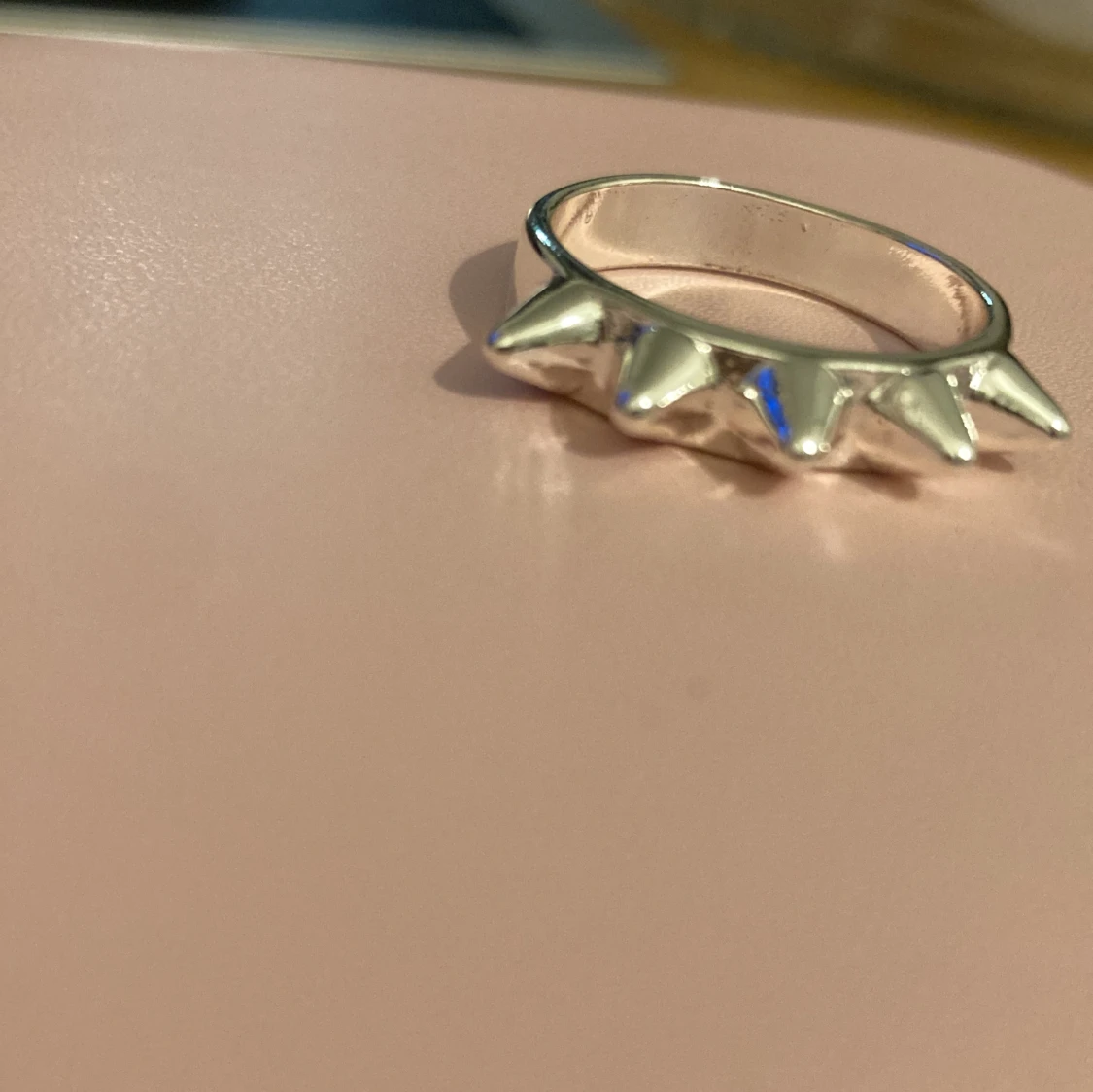 Säljer en grå taggring  - 91