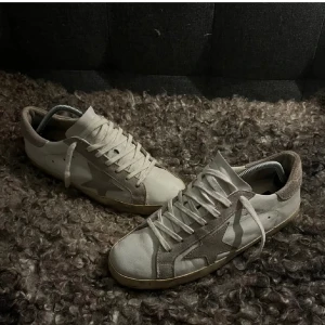 Golden Goose - Säljer ett par stilrena Golden Goose i strl 41, men skulle säga att de passar 42 även ! Skicket är mycket fint. Hör av dig vid fler bilder. Tyvärr ingen box. 