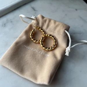 Örhängen från Muli Collection 🎀 - Helt nya oanvända örhängen från Muli Collection! Köpta för 399 kronor, finns inte att köpa längre 🎀