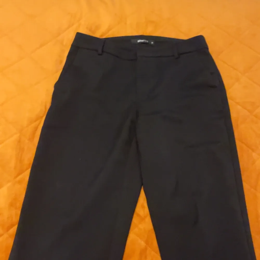 Svarta mid waist straight kostymbyxor i bra skick från Gina Tricot . Jeans & Byxor.