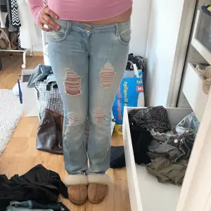 Fina lågmidjade jeans med hål, raka i benen, midjemått 38 cm o inerbenslängden 78 cm🌸