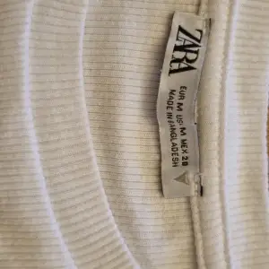 Fin vit zara tröja säljs nu pg att den är för liten,Använt x antal gånger och är i bra skicka! Tvättas innan postning