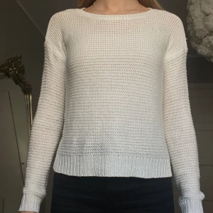 Stickad tröja  - Färg: creamvit. Storlek S. Passar xs-s. Säljes pga att den inte används längre. Kan hämtas i göteborg eller skickas 😊