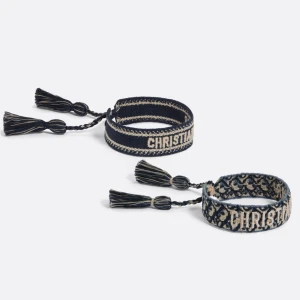 Dior armband - Säljer ett av mina dior armband, endast det på andra bilden  Kvitto från dior butiken i st tropez finns  Inga defekter  Priset är INTE diskuterbart (Nypris ca 4000kr för två)