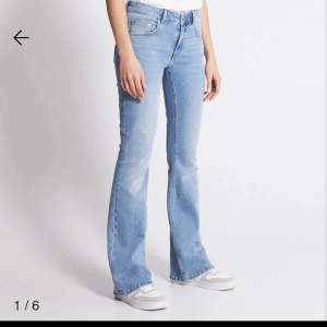 Säljer dessa blå lågmidjade bootcut jeans från lager157. Aldrig använda Nypris 400