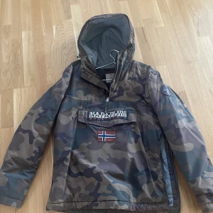 Napapirji Jacka storlek M - Skicket på jackan är som ny, finns inget som är trasigt och inga skavanker.