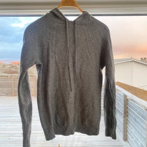 Hoodie i ull  - Supersnygg hoodie från Tiger of Sweden i ull, var från början i storlek L men krymte i tvätten till ca M/S därav säljer jag den åt min kille ☺️