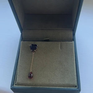 Maria Nilsdotter örhänge - Maria nilsdotterörhänge i guld och vinrött, från äldre kollektion 