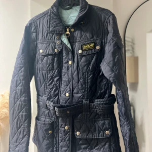 Barbour jacka  - Fin blå Barbour jacka  I fint skick 