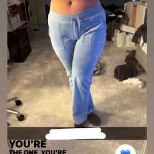 Ljusblå juicy byxor strl. L - Är 174cm och de är lite korta i benen, storlek L Kan möta upp inom Helsingborg, skickar ej med frakt.  