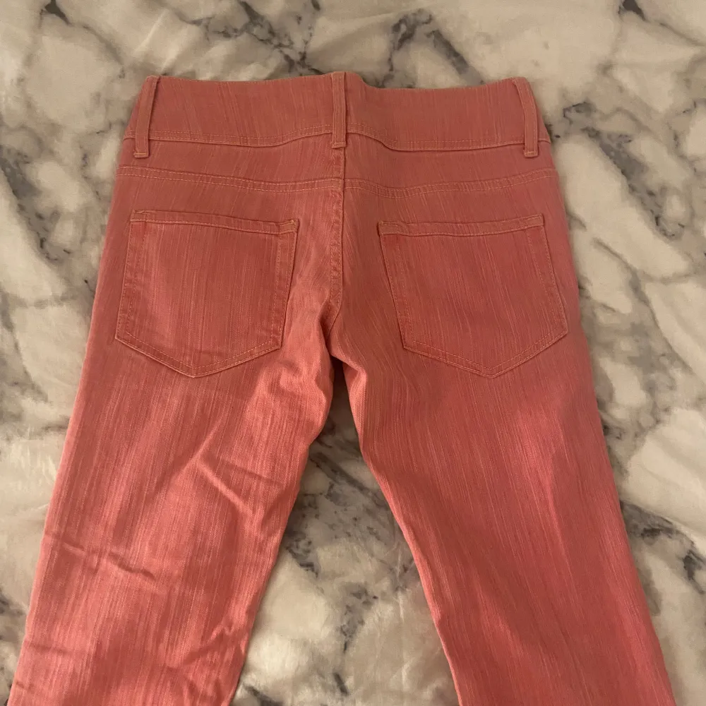 SÅ snygga jeans i en ”peach” färg, guldiga detaljer och har slitningar, lågmidjade och straightleg, fint skick! 💖 Skriv vid frågor osv! . Jeans & Byxor.