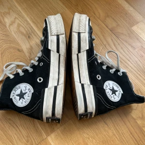Convers skor  - Äkta Convers skor i storlek 38(5,5). Inköptes i Oslo i höstas och användandes bara vid några tillfällen.  Obs: katt finns hemma