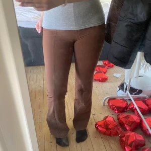 Bruna kostymbyxor - Bruna stretchiga kostym byxor, hög midja. Pris går att diskutera och skriv vid frågor.