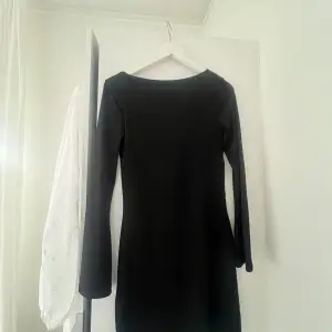Svart kort klänning från Bikbok. Öppen rygg 💗 medium, men väldigt stretchig
