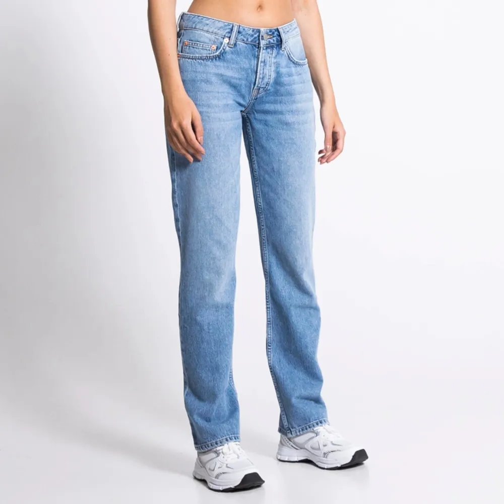 Säljer dessa fina ljusblåa jeans från lager 157 då de tyvärr är lite för stora för mig. Använd ett fåtal gånger Nypris 400kr, säljer för 250kr( kan prutas)🩷. Farkut & Housut.