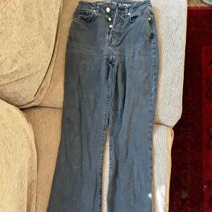 Jätte fina och sköna jeans från bikbok säljer dem för att de tyvärr är för små för mig. Det är en av de skönaste jeansen jag haft och storleken är 26 och längden är 32 och passar mig med längden som är 172cm💗