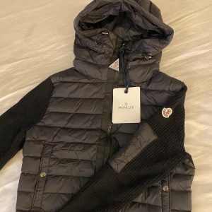 Moncler cardigan - Säljer denna moncler cardigan i storlek S. Svart färg på bilden men finns även i navy blue i samma storlek!