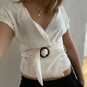 Blus - V-ringad blus med supersnyggt ”bälte”!!! Perfekt nu till sommaren 🥰🥰🥰Storlek XS men passar mig som brukar ha S/M
