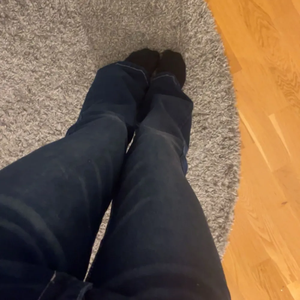 säljer mina jeans för ja inte använder längre 💞inga fläckar eller hål, jag är 164 cm o dom sitter perfekt i längden på mej💕. Jeans & Byxor.