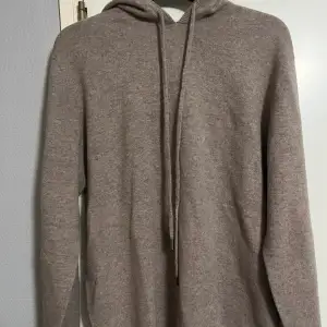 En riktigt schysst Cashmere hoodie i storlek M. Har aldrig använt den så väldigt bra skick. Anledningen till att jag säljer den är pga att den var för stor. Beige färg och det är bara och skriva om det är något. Pris kan även diskuteras.Ord pris 1700