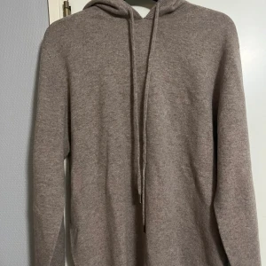 Cashmere hoodie  - En riktigt schysst hoddie i storlek M. Har aldrig använt den så väldigt bra skick. Anledningen till att jag säljer den är pga att den var för stor. Beige färg och det är bara men inte Cashmere. Pris kan även diskuteras.Ord pris 1700 