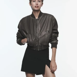 Zara skinnjacka - Trendig skinnjacka från Zara! Storlek XL men passar mig som har M vanligtvis i jackor! Beror på hur oversized man vill ha den💖 Bara använd några få gånger! Originalpris: 699kr