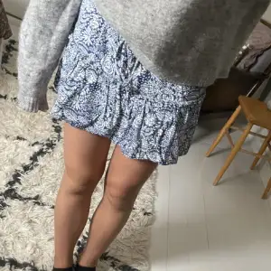 En perfekt kjol med shorts under till sommaren🥰Använd en gång så i jättebra skick😻🤩☺️☺️ (1:a lånad bild)