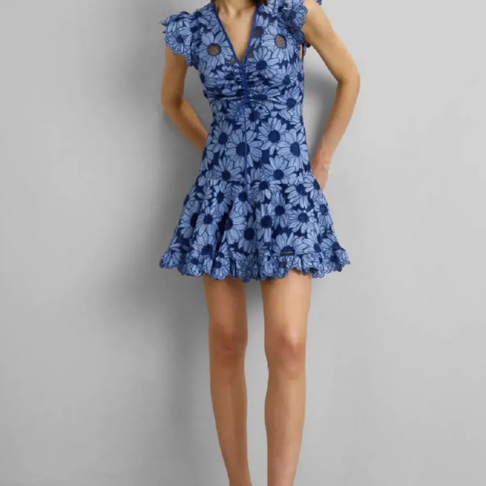 Söker denna klänning!!🙌🏽 Kontakta mig gärna ifall du eller någon du känner skulle tänkas sälja💘. Klänningar.