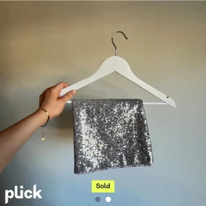 Silver Glitter Kjol! - Köpte här på plick men den passade inte! Bilderna är inte mina. Jag tror den är från barnavdelningen och den är i stl xs-xxs💞Jag köpte för 150kr