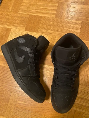 Sällsynta Jordan  - Säljer mina sälsynta feta jordan 1s mid, då dom aldrig kommer till användning. Självklart äkta men har tappat bort boxen 