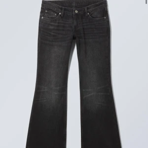 Low waist bootcut - Säljer mina Low waist jeans p.g.a de blivigt för små. Som nya, Inte använda därför säljer jag dom dyrt. Ny pris 590. Jeansen är jätte jätte Low waist. Men med en liten urtvättning runt knäna, skit snyggt. Skriv om frågor eller fler bilder. Kram 🤗  