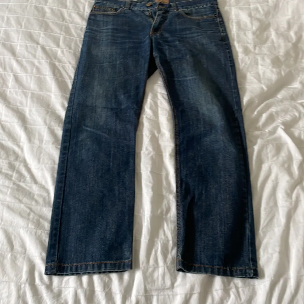 Stilrena jeans från Kappahl som bara är använda ett par fåtal gånger. Dem är i perfekt skick och inget slitage. . Jeans & Byxor.