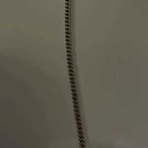 Silver armband pansar (925) - Sho, säljer min Silver armband. Har ingen mer användning av den. Vid Snabbaffär kan jag sänka priset. Har ni frågor är det bara att skriva! För mer bilder skriv privat så kan jag skicka.  Längd: 22 cm Bredd: 5,5 mm Vikt: 13,1 g