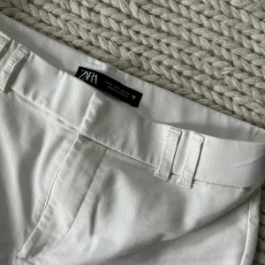 Zara kostymbyxor - Säljer mina vita kostymbyxor från zara. Storlek S och de är väldigt stretchiga och sköna i materialet💕
