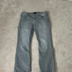 fina nya jeans. använd 2 gånger! köpta för 830kr